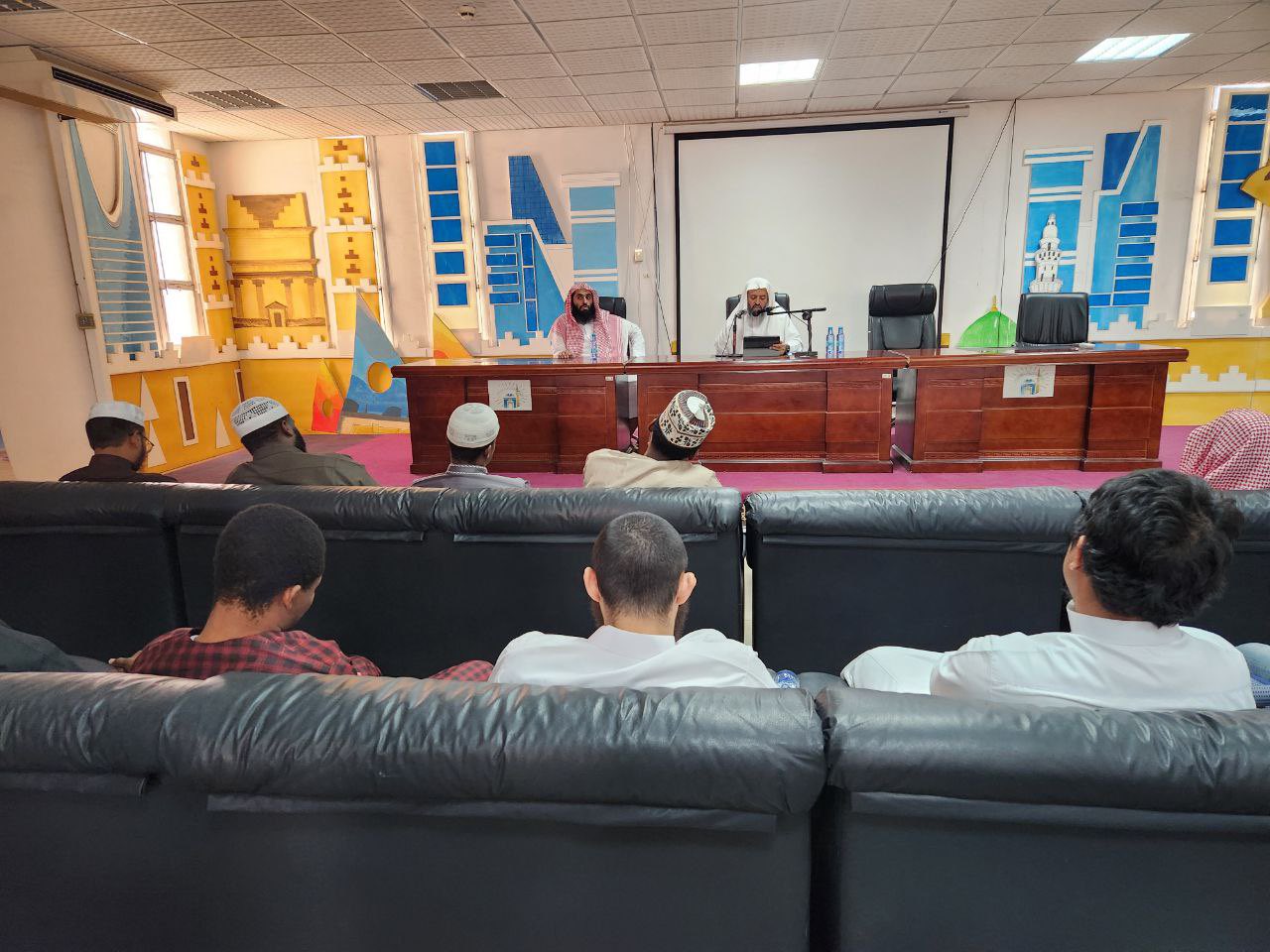 تنفيذ لقاء توعوي لطلاب معهد تعليم اللغة العربية بالتعاون مع وحدة التوعية الفكرية يوم الاثنين 28-ربيع الثاني-1447